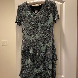 V Neck Green and Black Print Plisse Tiered, Lettuce Edge Dress; 6 Petite; NWT